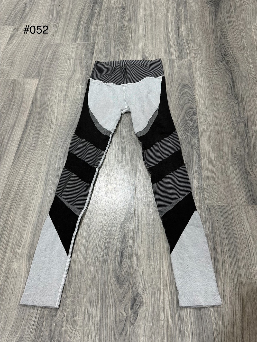 ALO Yoga Girls Grey and Black Patterned Performance Leggings